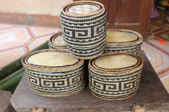 Bằng bàn tay tài hoa người Thái đã tạo ra những chiếc rất đẹp. Ép được đan bằng vật liệu tự nhiên nên hơi nước của cơm xôi sẽ thoát đều ra bốn phía, nên xôi không bị hấp hơi và ướt. Sử dụng đựng các món đồ ăn nóng mà không sợ nhiệt độ cao làm ảnh hưởng đến sức khỏe như một số vật liệu khác. Hiện nay mỗi chiếc ép được bán với giá giao động từ 80-250 ngàn đồng trên cái tùy theo kích thước to hay nhỏ. Ảnh: Đình Tuân