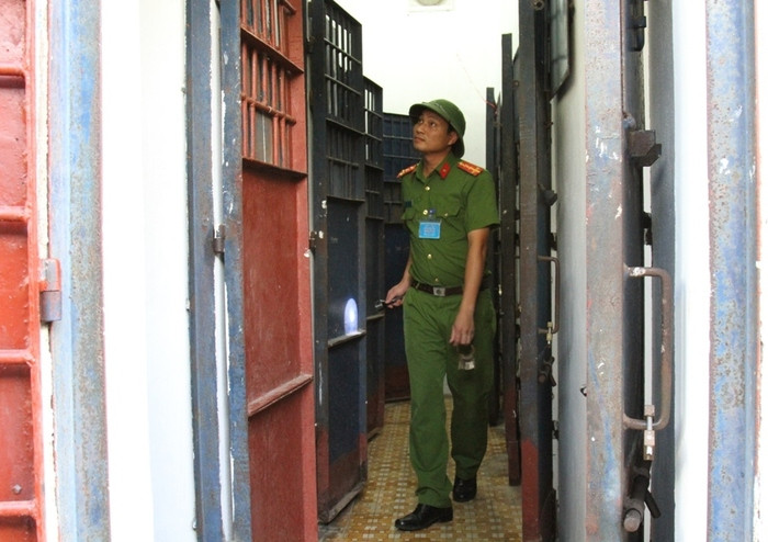 Công việc thường ngày của cán bộ quản giáo trông coi tử tù. Trong ảnh Đại úy Nguyễn Việt Hưng đang kiểm tra sự an toàn của các nhà biệt giam. Ảnh: Hà Thư