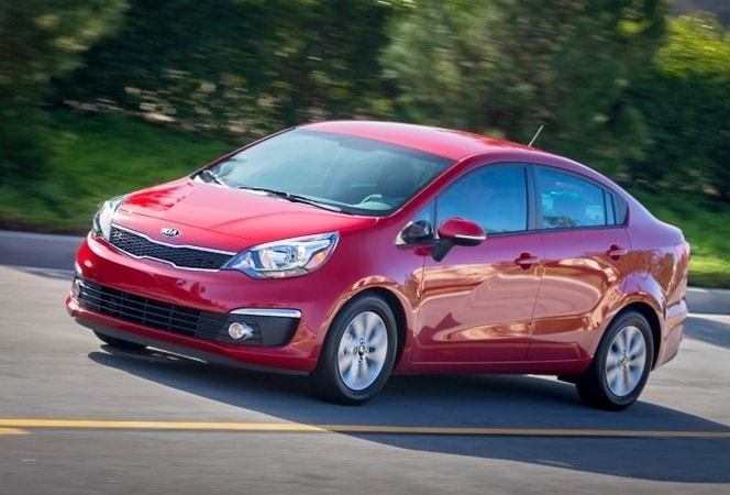 Dòng Kia Rio, bản số tay, giá bán thấp nhất hiện nay là 470 triệu đồng, giá 