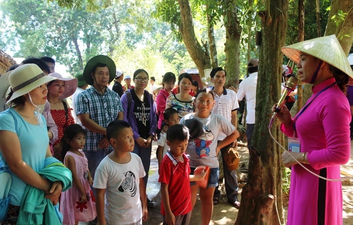 Du khách đến khu di tích Kim Liên. Ảnh: Vương Bằng