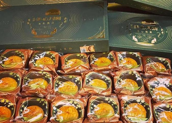 Các loại bánh trung thu Hồng Kông đang được bày bán tràn ngập thị trường