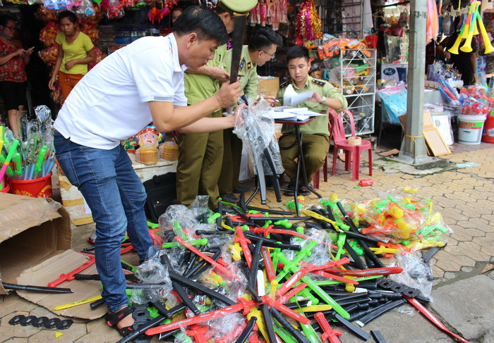 Cơ quan chức năng tiến hành tiêu hủy số đồ chơi mang tính kích động bạo lực. Ảnh: Phan Giang