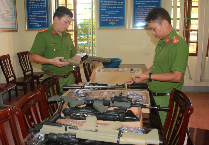 Lực lượng chức năng tiến hành kiểm tra lô hàng bị thu giữ. Ảnh: Cẩm Phú