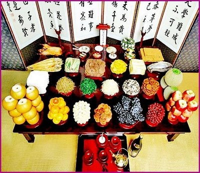 Hàn Quốc: Tết Trung thu ở Hàn Quốc được biết đến nhiều hơn với tên gọi Lễ tạ ơn - Chuseok. Khác với ý nghĩa vinh danh cái đẹp và thần đạo của lễ Tsukimi, Chuseok là lời cảm tạ của người Hàn đến với ưu đãi của thiên nhiên, mùa màng bội thu, và đặc biệt là ơn đức của ông bà tổ tiên đời trước. Thể hiện rõ tinh thần hiếu đạo sâu sắc trong văn hóa truyền thống Hàn Quốc, lễ Chuseok kéo dài 3 ngày là khoảng thời gian mọi người nghỉ ngơi và quanh quần bên gia đình, dù con cái ở xa cũng phải quay về đoàn tụ cùng cha mẹ.