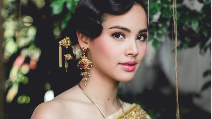 Urassaya Sperbund - nữ diễn viên kiêm người mẫu lai mang hai dòng máu Thái Lan và Thụy Điển - nổi lên từ năm 2010, sau thành công của bộ phim