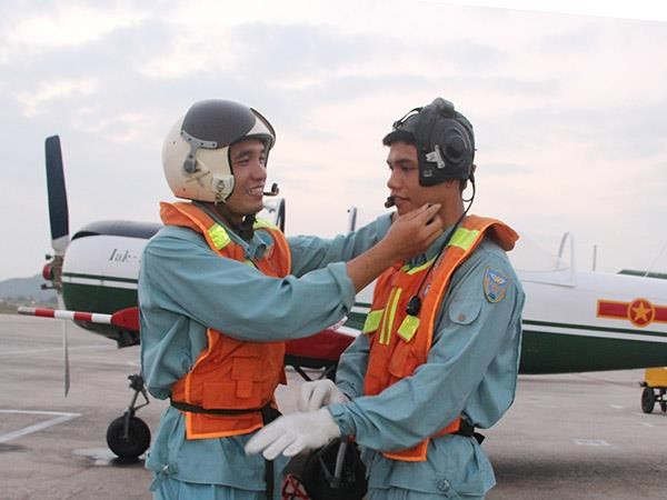 Thầy và trò trước chuyến bay.