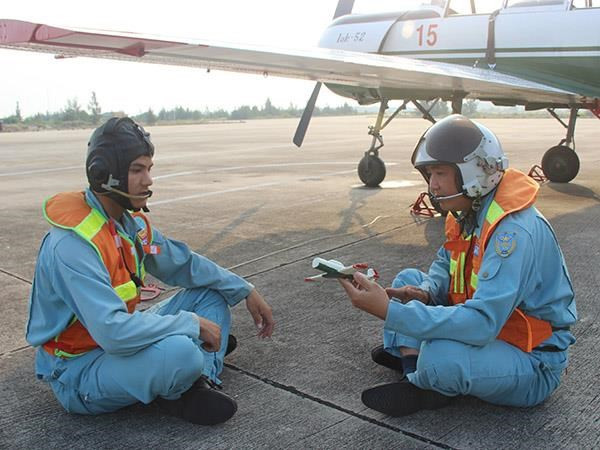 Thầy và trò trao đổi kinh nghiệm sau chuyến bay.