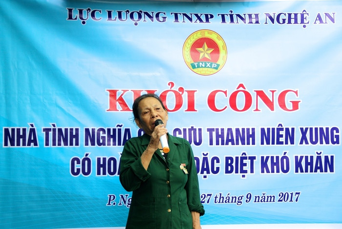 Cựu TNXP Phạm Thị Việt xúc động cảm ơn sự quan tâm của LLTNXP, Tỉnh đoàn Nghệ An. Ảnh: Mỹ Nga