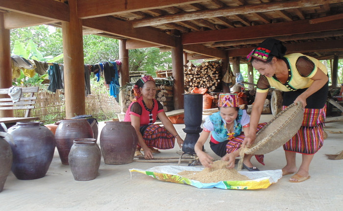 Phụ nữ bản Chòm Muộng làm rượu cần. Ảnh: Tường Vi