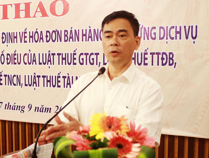 Ông Lê Hà Dũng, Phó Cục trưởng Cục thuế Nghệ An phổ biến một số thay đổi, bổ sung quan trọng tác động đến doanh nghiệp. Ảnh: Phương Thuý