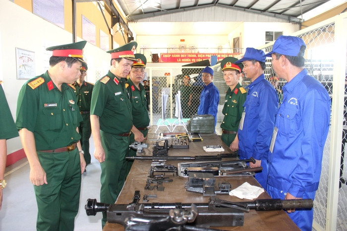 Thiếu tướng Hà Tân Tiến – Phó Tư lệnh Quân khu 4 kiểm tra công tác sửa chữa tại Trạm sử chữa tổng hợp Sư đoàn 968. Ảnh: Lê Thắng