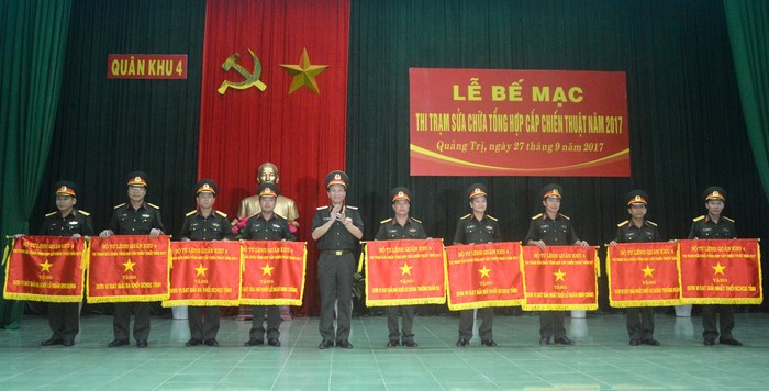 Thiếu tướng Hà Tân Tiến – Phó Tư lệnh Quân khu trao giải cho các đơn vị. Ảnh: Lê Thắng
