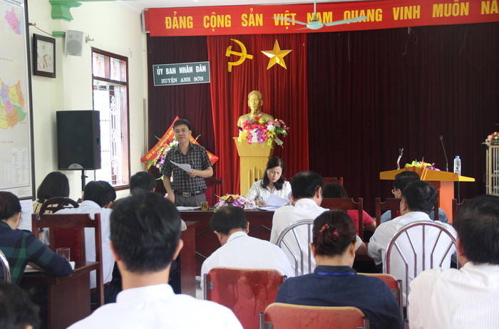 Ông Hoàng Cường - Phó Chủ tịch UBND huyện Anh Sơn báo cáo một số kết quả thực hiện chính sách hỗ trợ sản xuất trên địa bàn. Ảnh: Mai Hoa