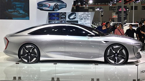 Mẫu concept mang kiểu dáng coupe 4 cửa.