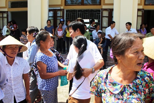 Hội nghị mở rộng tại xã Thanh Hương về xét nuôi cháu bé 2 tháng bị bỏ rơi. Ảnh: Huy Thư