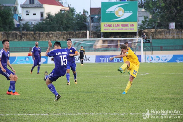 Tiền vệ Trần Phi Sơn thi đấu như lên đồng trong mùa giải 2017 dù đây có thể là năm cuối cùng anh thi đấu cho SLNA. Ảnh: Trung Kiên