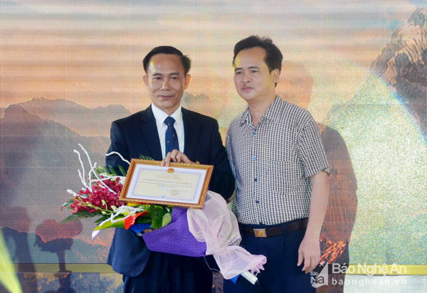 Ông Hà Văn Phúc- Giám đốc văn phòng tổng đại lý AIA Nghệ An nhận giấy khen của UBND tỉnh về những đóng góp giúp đỡ người nghèo trong tỉnh