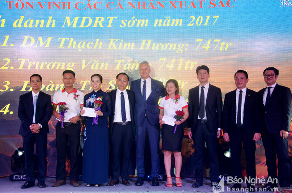 Lễ tôn vinh, trao thưởng cho các cá nhân xuất sắc trong sự nghiệp bảo hiểm nhân thọ tại Nghệ An