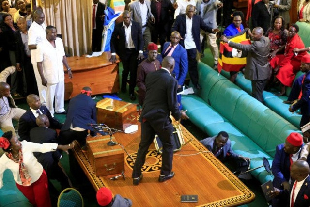Sau khi các chính trị gia đối lập gây rối bị lực lượng an ninh khống chế, nữ lãnh đạo đảng này cùng các thành viên còn lại đã rời khỏi phiên họp Quốc hội. Trong ảnh, nghị sĩ trèo cả lên bàn khi ẩu đả.