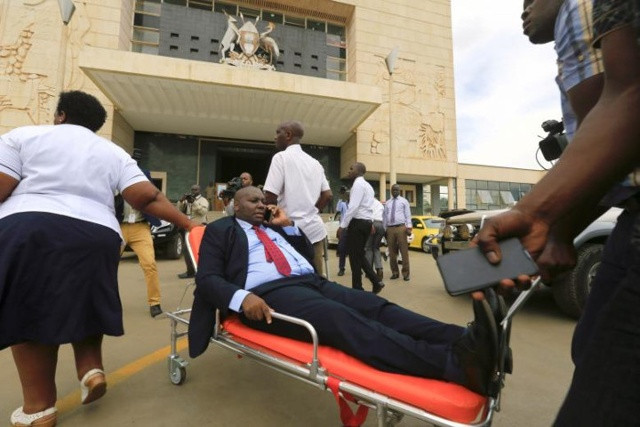 Nếu dự luật này được thông qua, nhiều khả năng Tổng thống Museveni sẽ tại nhiệm đến cuối đời. Ảnh một nghị sĩ bị thương sau vụ ẩu đả./.