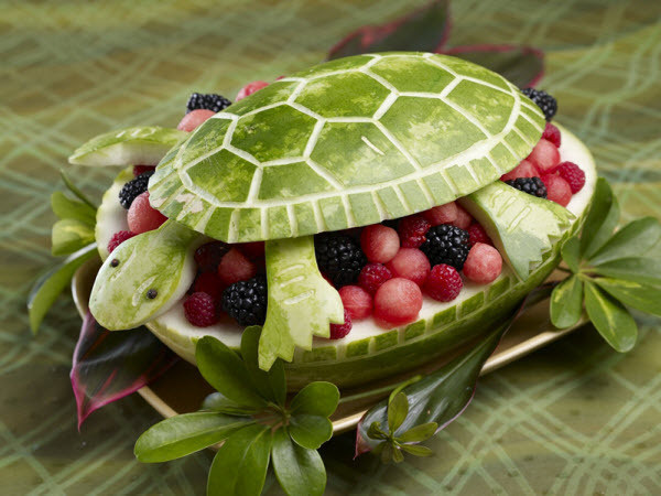 Một chú rùa đang ấp trứng được làm từ dưa hấu và quả dâu.
