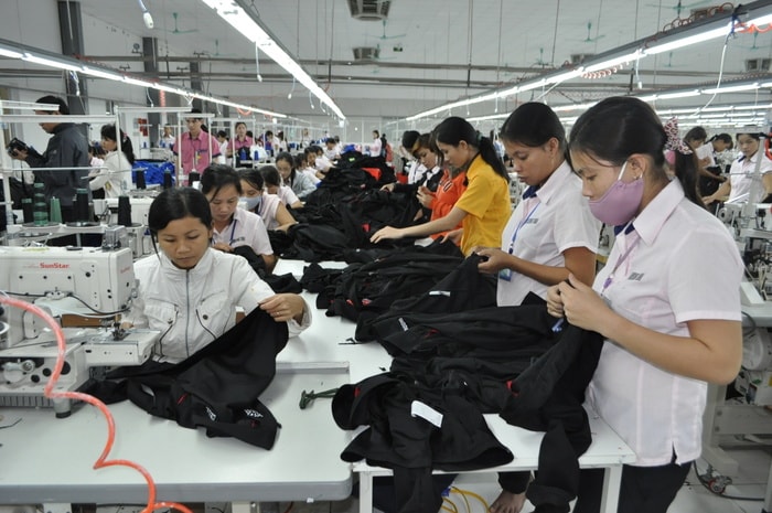 Cần quan tâm chỉ đạo việc tạo điều kiện cho công nhân lao động ở các doanh nghiệp trên địa bàn tỉnh được tham gia BHXH. Ảnh: Mai Hoa