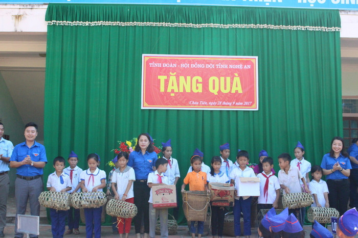 Hội đồng đội tỉnh đã trao 20 đàn gà, 100 đầu sách cho các em học sinh Trường THCS Tiến Thắng và Trường Tiểu học Châu Tiến. Ảnh: Lương Nga