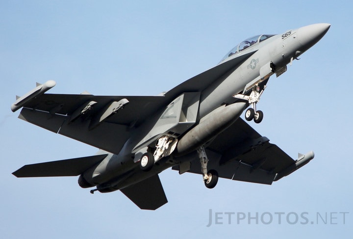 EA-18G Growler có chiều dài 18,3m; chiều cao 4,8m; sải cánh 13,6m. Ảnh: Jetphotos.