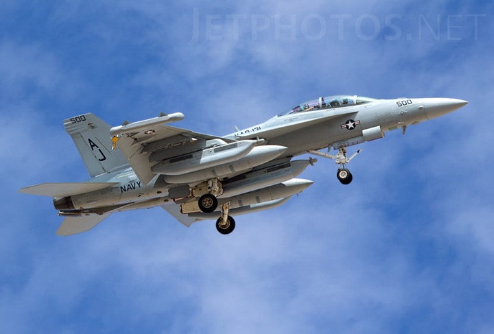 Trong thực chiến tại chiến trường Iraq và Lybia, những chiếc EA-18G cho thấy sức mạnh đáng gờm khi có thể vô hiệu hóa hệ thống điện tử của đối phương, thậm chí còn phá được cả sóng điện thoại khiến việc liên lạc hoàn toàn tê liệt. Ảnh: Jetphotos.