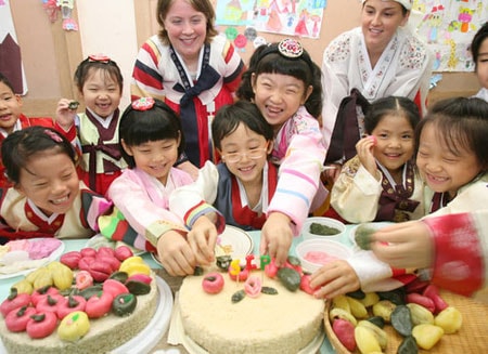 Tại Hàn Quốc, Tết Trung thu có tên gọi là Chuseok hoặc Hangawi nghĩa là “trung thu tuyệt vời” diễn ra vào đúng dịp thu hoạch lớn trong năm tại đất nước này. Trung thu ở Hàn Quốc kéo dài 3 ngày là một trong những dịp lễ lớn trong năm để người dân quay về thăm quê nhà, thăm phần mộ tổ tiên. Người Hàn Quốc thay vì múa lân sư rồng, sẽ hoá trang thành những chú bò, chú rùa cùng với một đoàn lễ nhạc đi đằng sau. Những trò chơi truyền thống trong dịp này còn có đánh trận giả, thi bắn cung, đấu vật.