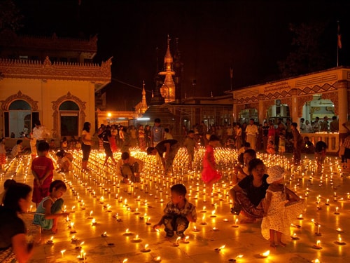 Ngày rằm Trung thu ở Myanmar được gọi là “Lễ trăng tròn” hay “Tiết quang minh”. Đêm rằm, nhà nhà đều thắp đèn lồng để thành phố sáng rực, ánh sáng chiếu rọi khắp mọi nơi. Mọi người cũng thường xem biểu diễn kịch, nhảy múa, xem phim và nhiều hoạt động vui chơi náo nhiệt khác trong đêm lễ hội này.