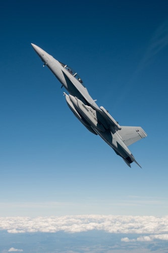 EA-18G có thể được trang bị với 5 thiết bị gây nhiễu chiến thuật ALQ-99, thêm 2 tên lửa để tự vệ AIM-120 AMRAAM, hai tên lửa chống bức xạ tốc độ cao AGM-88 HARM. Ảnh: Boeing.