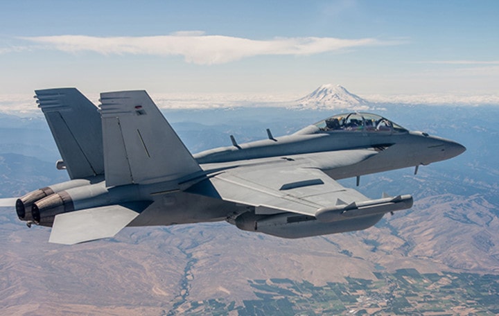 EA-18G mang tên lửa AIM-120 AMRAAM để tự vệ và hai tên lửa AGM-88 HARM hoặc tên lửa AGM-88E AARGM (Advanced Anti-Radiation Guided) để tiêu diệt các đài radar của đối phương. Ảnh: Boeing.