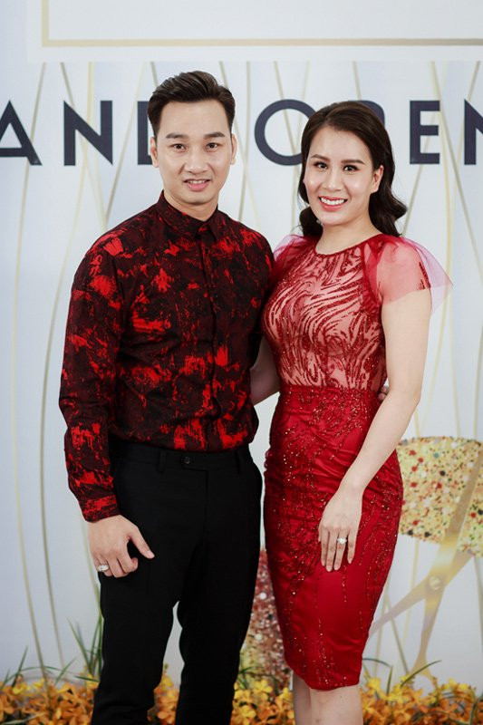 MC Thành Trung và vợ.
