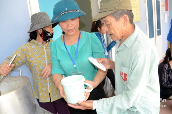 Nhiều chi hội đã tích cực vạn động hội viên cùng các nhà hảo tâm tổ chức “bát cháo tình thương” , “bữa ăn cho bệnh nhân nghèo”.