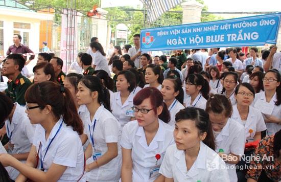 Các điều dưỡng viên Bệnh viện Sản nhi Nghệ An tham gia hiến máu tình nguyện. Ảnh: Thanh Sơn