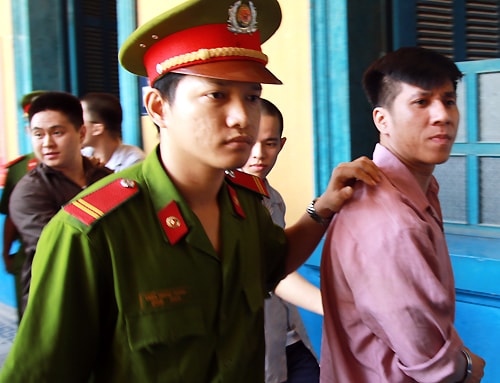 Chung (đi đầu) và đồng phạm. Ảnh: Hải Duyên. 