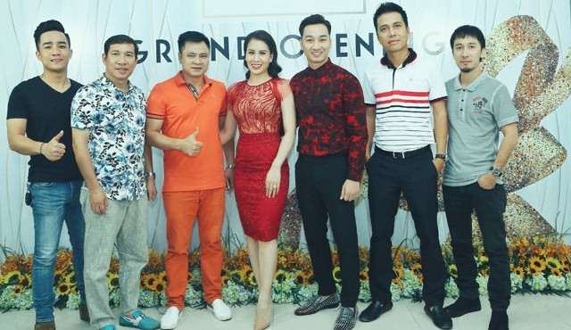 Vợ chồng MC Thành Trung chụp ảnh cùng NSND Tự Long, Quang Thắng  và bạn bè ngày ra mắt công ty.
