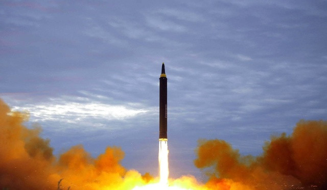 Một tên lửa đạn đạo được Triều Tiên phóng đi tại một địa điểm chưa được xác định. Ảnh: AP