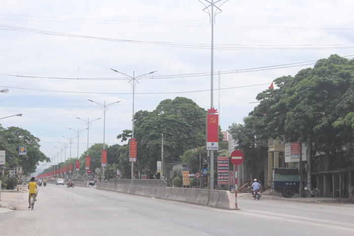 Quỳnh Giang là xã thuần nông có đất đai rộng, diện tích hành chính 659 ha, cư dân sống tập trung 13 xóm, có đường Quốc lộ 1 A đi qua giữa địa bàn. Ảnh: Thu Hương
