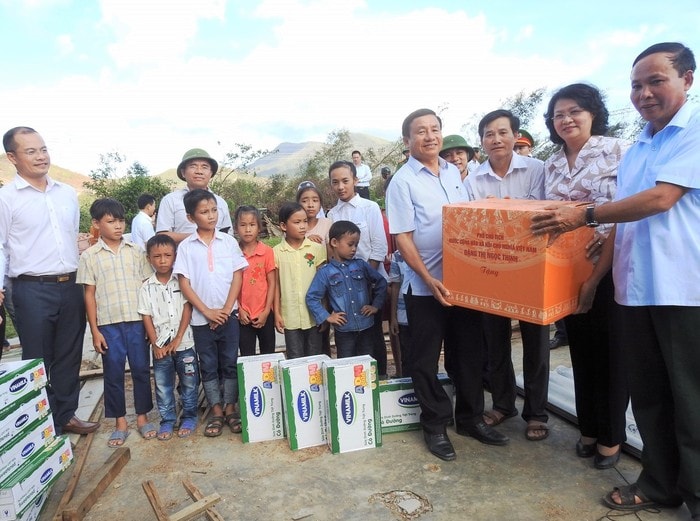 Bà Đặng Thị Ngọc Thịnh - Phó Chủ tịch nước, bà Lê Tuyết Mai, Phó Giám đốc Quỹ Bảo trợ trẻ em Việt Nam, ông Đậu Phi Tú - Giám đốc Trang trại Vinamilk Hà Tĩnh và đại diện lãnh đạo tỉnh Hà Tĩnh đến thăm và tặng quà, sữa cho người dân và trẻ em vùng lũ xã Kỳ Lạc, huyện Kỳ Anh, Hà Tĩnh. Ảnh: P.V