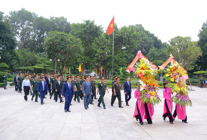 Đoàn đại biểu dâng hoa tại Khu di tích Kim Liên. Ảnh: T.G