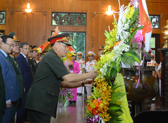 Thượng tướng Vị-lay Lạ-khăm-phong - Thứ trưởng Bộ Quốc phòng Lào dâng lẵng hoa tươi tưởng nhớ anh linh Chủ tịch Hồ Chí Minh. Ảnh: T.G