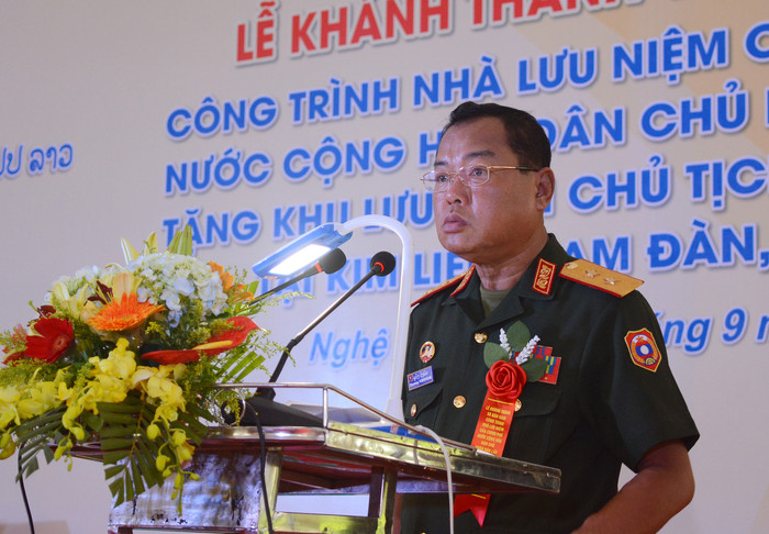 Trung tướng Phu-vông Vông-phôm - Thứ trưởng Bộ Quốc phòng Lào phát biểu bàn giao công trình Nhà lưu niệm. Ảnh: T.G