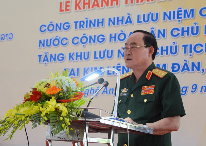 Thượng tướng Trần Đơn - Thứ trưởng Bộ Quốc phòng Việt Nam giao nhiệm vụ bảo vệ, sử dụng hiệu quả công trình Nhà lưu niệm cho Bộ Tư lệnh Quân khu 4 và tỉnh Nghệ An. Ảnh: T.G