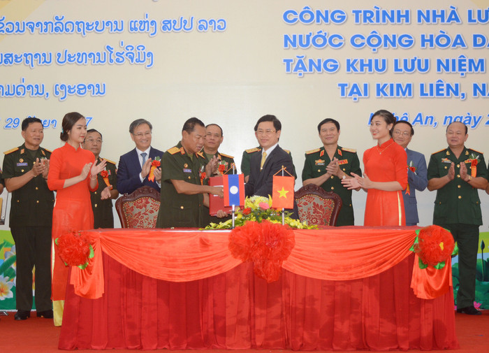 Lễ ký biên bản bàn giao công trình cho tỉnh Nghệ An. Ảnh: T.G