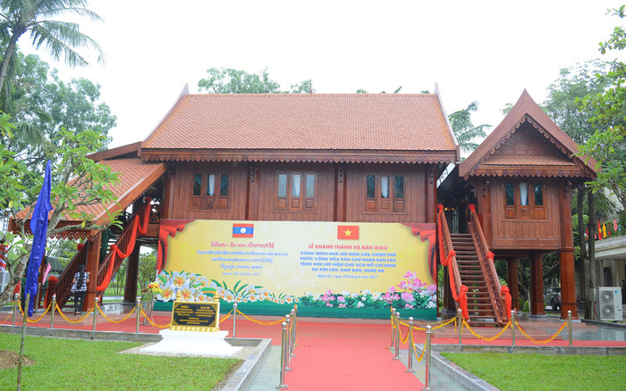 Nhà lưu niệm Chủ tịch Hồ Chí Minh do Chính phủ Lào tặng có quy mô 2 tầng, kiến trúc nhà sàn cổ mang bản sắc văn hóa Lào bằng bê tông cốt thép, diện tích sàn xây dựng 315 m2. Ảnh: T.G