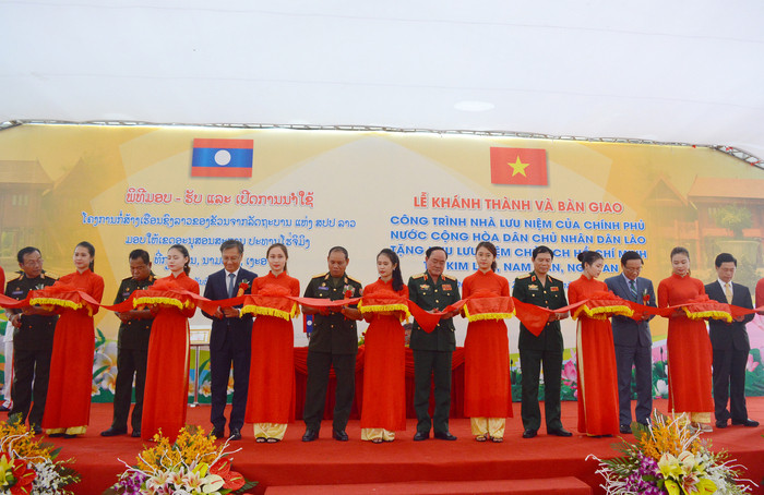 Các đại biểu 2 nước Việt Nam và Lào cắt băng khánh thành công trình Nhà lưu niệm Chủ tịch Hồ Chí Minh. Ảnh: T.G