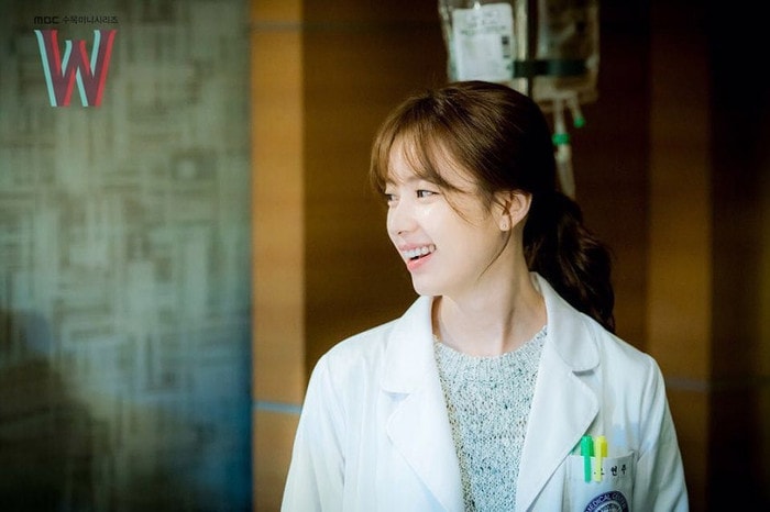 W - Two Worlds (2016) là bộ phim truyền hình gần nhất Han Hyo Joo tham gia. Vai diễn nàng Oh Yeon Joo cùng nụ cười rạng rỡ, diễn xuất thuyết phục trong phim đã giúp cô 