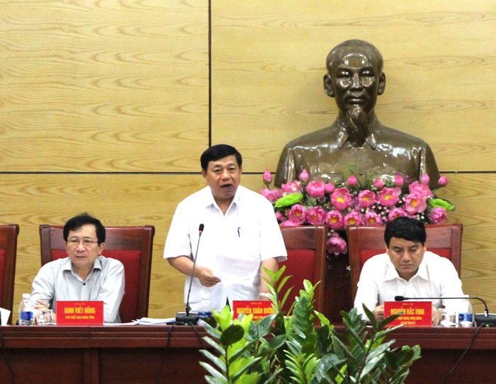 Chủ tịch UBND tỉnh Nguyễn Xuân Đường yêu cầu các Sở, ban, ngành làm rõ nguyên nhân các dự án chậm. Ảnh: Trân Châu